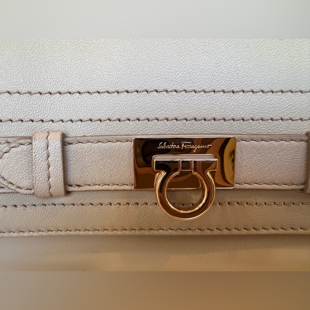 Authentic Salvatore Ferragamo Gancini Continental Leather Wallet - New in Box - Picture 4 of 16